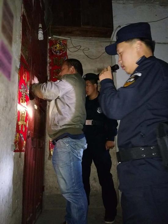 天门粗心妈妈误将幼女锁家中 