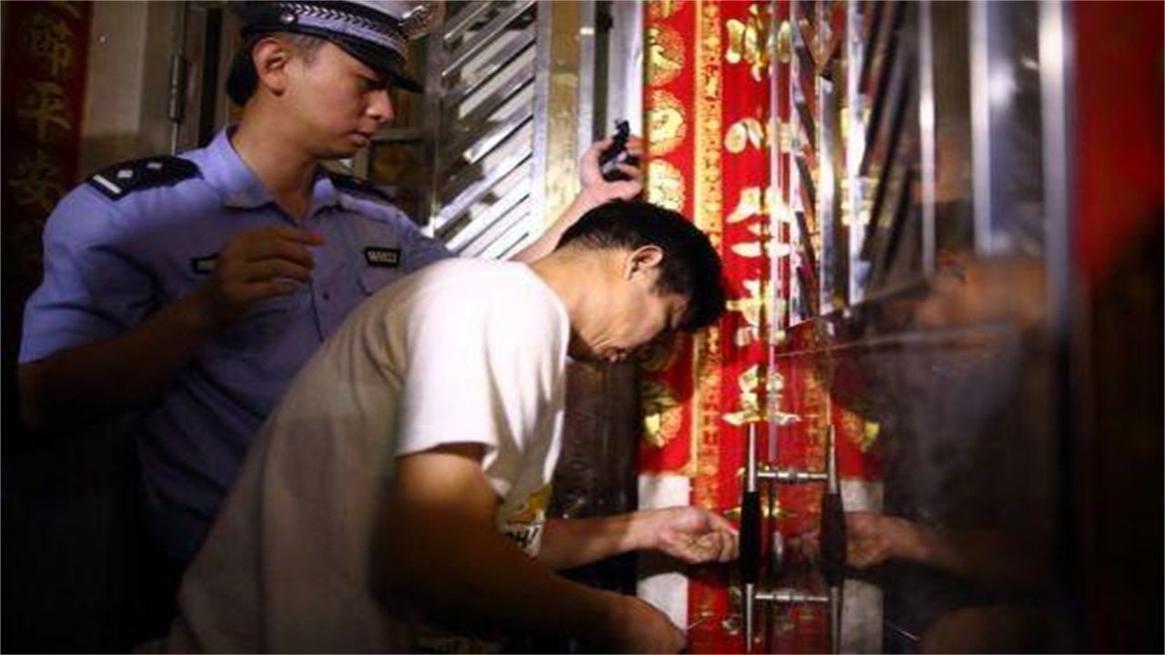 天门请开锁师傅开了锁后，师傅